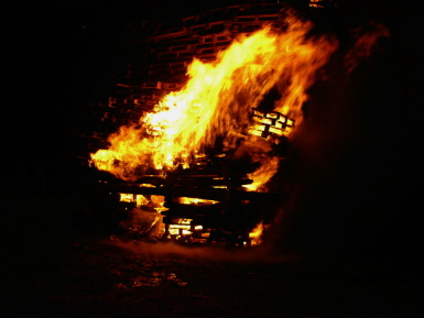 alljährliche Funkenfeuer vertreiben den Winter alljährliche Funkenfeuer vertreiben den Winter